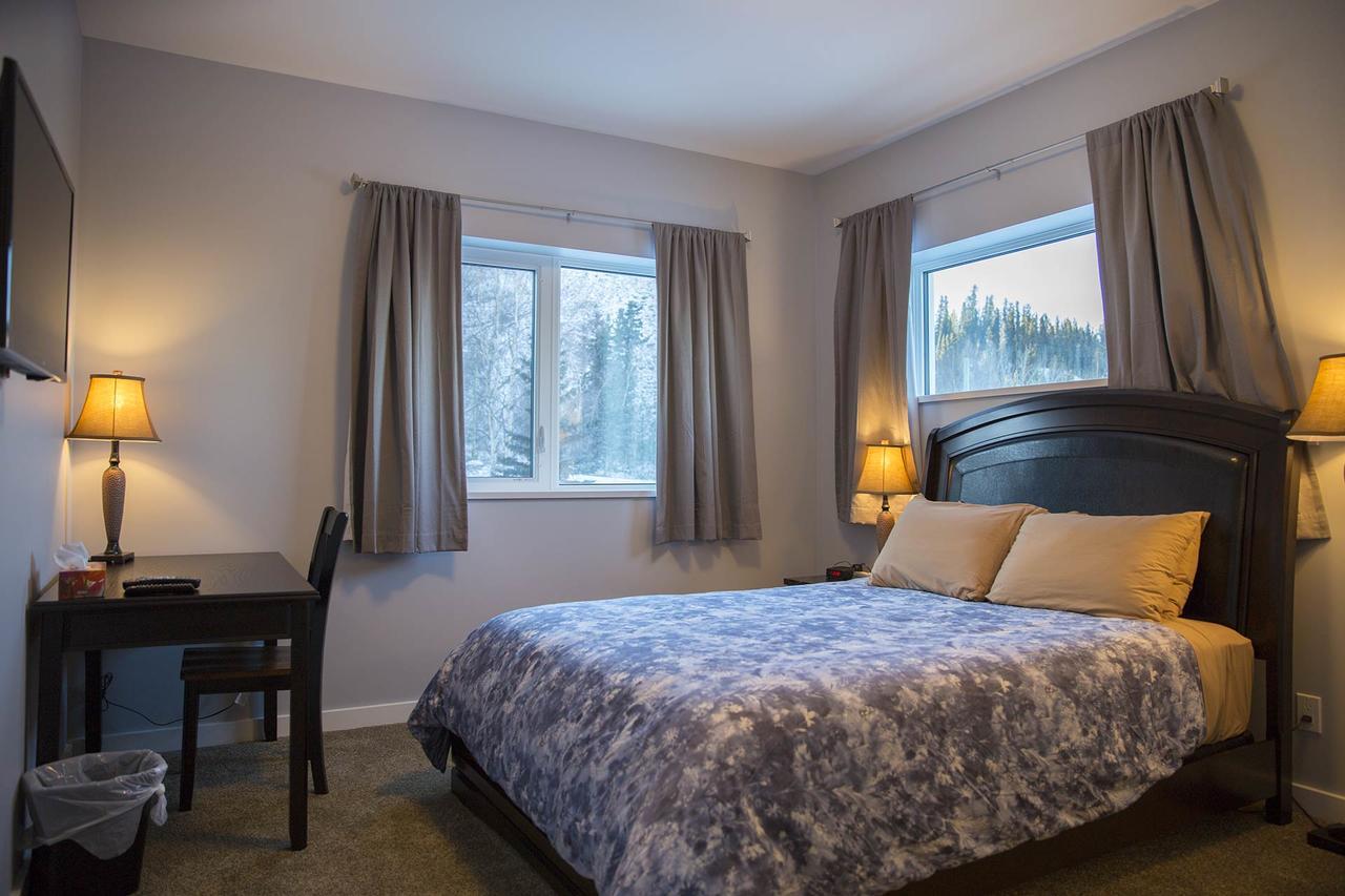 Midnight Sun Inn Whitehorse Exterior photo